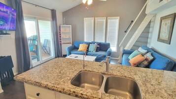 Kondominium, Beberapa Tempat Tidur, balkon | Area keluarga | Televisi layar datar 42-inci dengan saluran TV digital dan TV