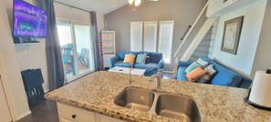 Leilighet, flere senger, balkong | Oppholdsområde | En 42-tommers Flatskjerm-TV med digitale kanaler samt TV