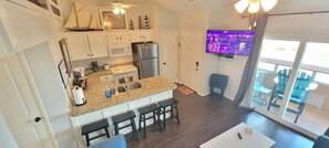 Appart'hôtel, plusieurs lits, balcon | Cuisine privée | Réfrigérateur, micro-ondes, four, plaque de cuisson