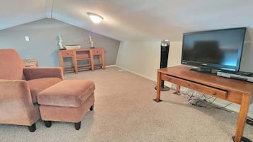 Huoneisto, useita sänkyjä, parveke | Oleskelualue | 42–tuumainen taulutelevisio, jossa digitaalikanavat