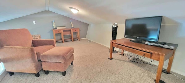 Appart'hôtel, plusieurs lits, balcon | Coin séjour | Télévision à écran plat de 42 pouces avec chaînes numériques, télévision