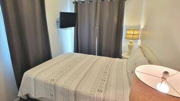 Condo, varias camas, balcón | 2 habitaciones, decoración personalizada y muebles diferentes