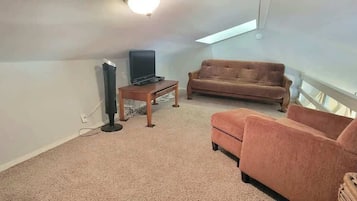 Condo, nhiều giường, ban công | Khu phòng khách | TV màn hình phẳng 42-inch có truyền hình kỹ thuật số, TV