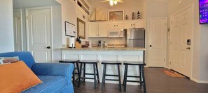 Condo, varias camas, balcón | Interior