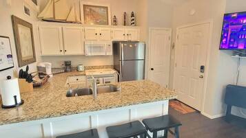 Huoneisto, useita sänkyjä, parveke | Yksityinen keittiö | Jääkaappi, mikroaaltouuni, uuni, liesi