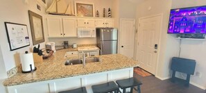 Appart'hôtel, plusieurs lits, balcon | Cuisine privée | Réfrigérateur, micro-ondes, four, plaque de cuisson