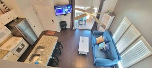 コンドミニアム ベッド (複数台) バルコニー | リビング エリア | 42 インチの薄型テレビ (デジタル放送視聴可)、テレビ