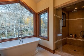 Shower, hair dryer, towels - Canyon Run Home - Luxurious Mountain Home (Ketchum)