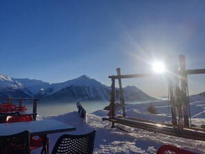 A snowy mountain landscape with a ski lift and chairs. - AU Pied DES Pistes, Départ et Retour ski aux Pieds !!!! Grand Appartement 52 m2 (Orcières)
