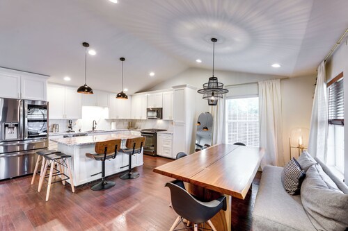 5 Mi to Dtwn Austin: Vibrant Home w/ Patio