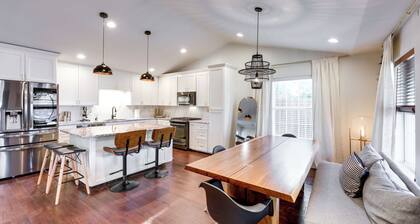 5 Mi to Dtwn Austin: Vibrant Home w/ Patio