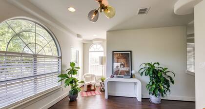 5 Mi to Dtwn Austin: Vibrant Home w/ Patio