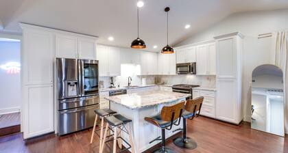 5 Mi to Dtwn Austin: Vibrant Home w/ Patio