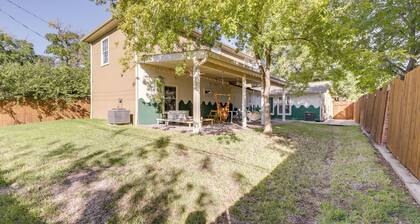 5 Mi to Dtwn Austin: Vibrant Home w/ Patio