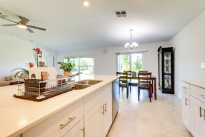 Una cocina moderna con una isla grande, electrodomésticos integrados y amplio espacio en la encimera.