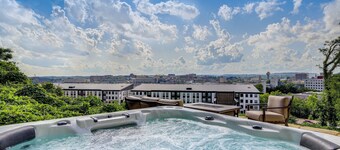 Hilltop Tennessee Retreat: Neyland Stadium Views!