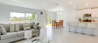 Bright Port Charlotte Home - 2 Mi to Beach!