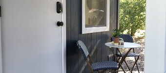 Bunkhouse studio bungalow near downtown, cruisers available to explore the town.