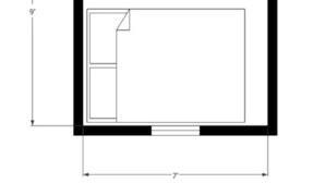Plano de un cuarto de hotel con baño, kitchenette y cama.