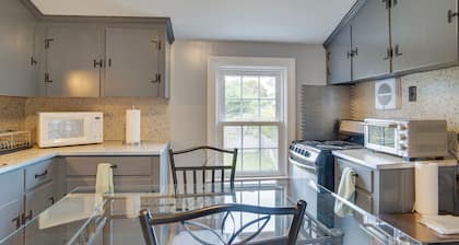 1 Mi to Windmill Beach: South Yarmouth Apt!