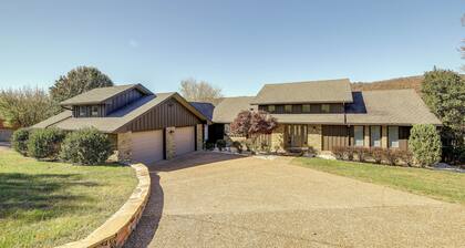 Lafollette Home: Community Pool & Mountain Views!