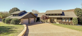 Lafollette Home: Community Pool & Mountain Views!