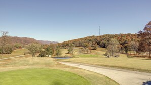 A golf course with a pond, trees, and a clear sky. - Lafollette Home: Community Pool & Mountain Views! (La Follette)