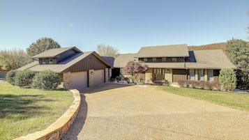 Villa (4 Bedrooms) | Front of property