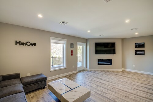 Lafollette Home: Community Pool & Mountain Views!