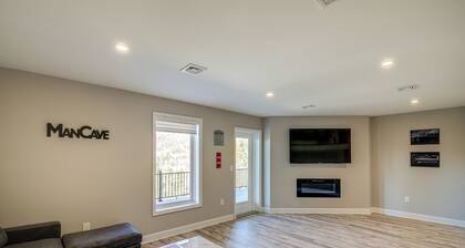 Lafollette Home: Community Pool & Mountain Views!