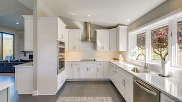 Villa (4 Bedrooms) | Private kitchen | Microwave, oven, stovetop, dishwasher