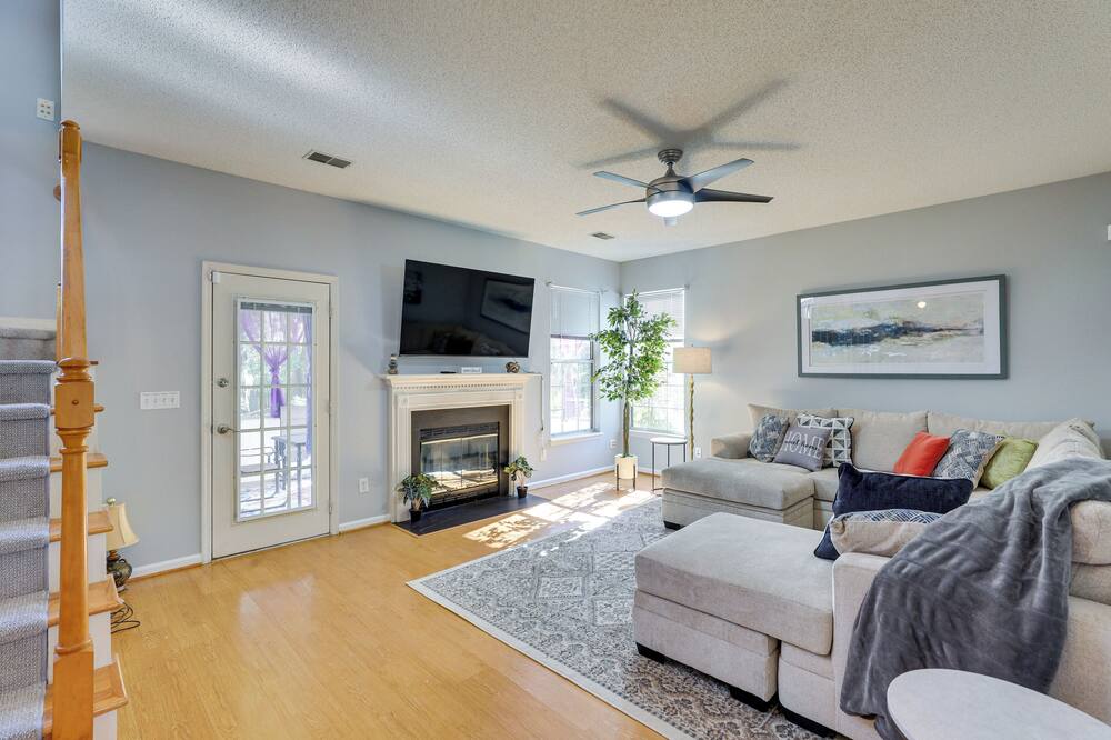 North Charleston Home Near Shopping & Dining! - Ravenel, SC