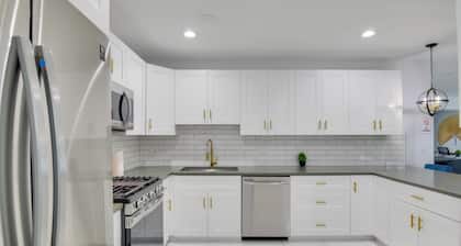 Luxe Miami Home: Outdoor Kitchen, Gas Grill!