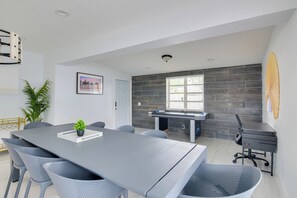 Interior - Luxe Miami Home: Outdoor Kitchen, Gas Grill! (Miami Gardens)