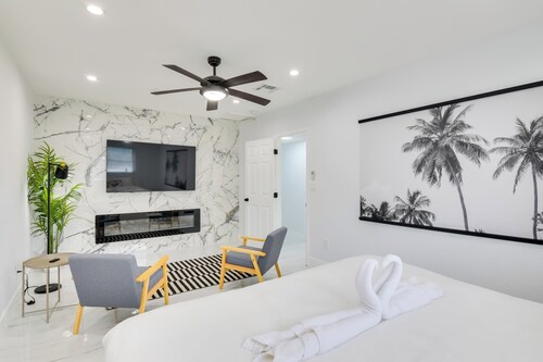 Luxe Miami Home: Outdoor Kitchen, Gas Grill!