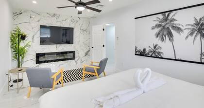 Luxe Miami Home: Outdoor Kitchen, Gas Grill!
