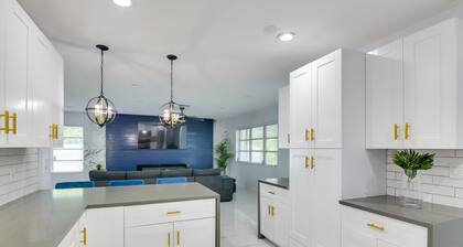 Luxe Miami Home: Outdoor Kitchen, Gas Grill!