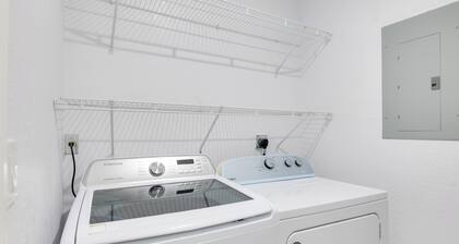 Luxe Miami Home: Outdoor Kitchen, Gas Grill!