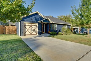 Unclassified image, 2 of 54, button - Updated Granbury Home in Historic District! (Granbury)