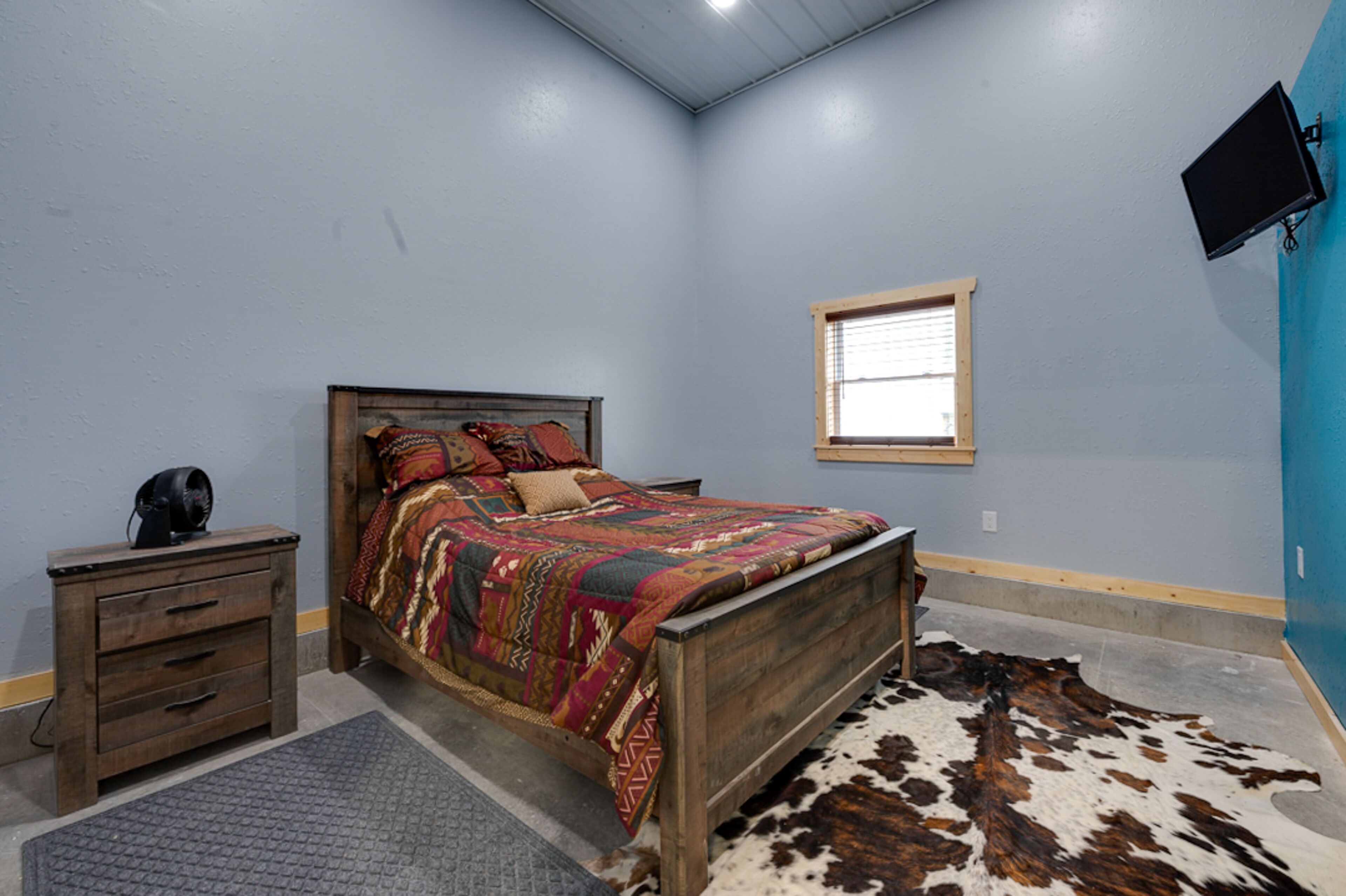 1 phòng ngủ, khu vực làm việc phù hợp cho laptop, bộ trải giường 