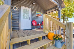 Property grounds - Cozy Caledonia Cabin ~ 10 Mi to Elephant Rocks! (Caledonia)
