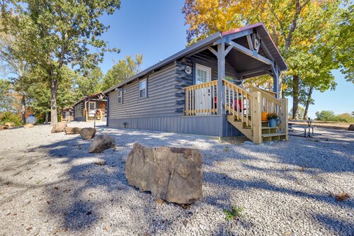 Cozy Caledonia Cabin ~ 10 Mi to Elephant Rocks!
