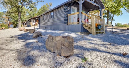 Cozy Caledonia Cabin ~ 10 Mi to Elephant Rocks!