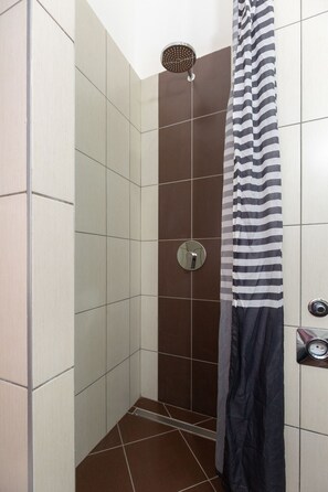 Dusj, hårføner, håndklær og såpe