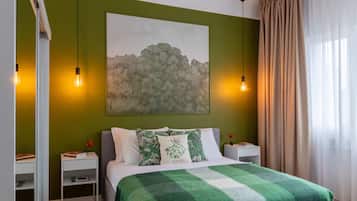 2 quartos, escrivaninha, ferros/tábuas de passar roupa, berço de viagem