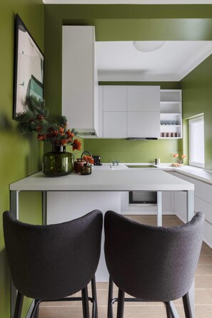 Refrigerador, microondas, horno, placa de cocina