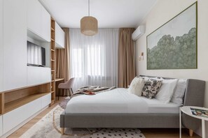 2 soverom, skrivebord, strykejern/-brett og reiseseng for barn