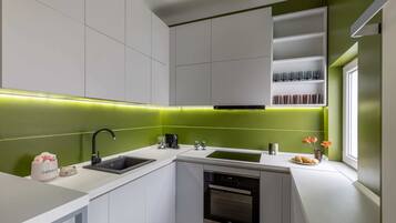 Geladeira, micro-ondas, fogão, cooktop