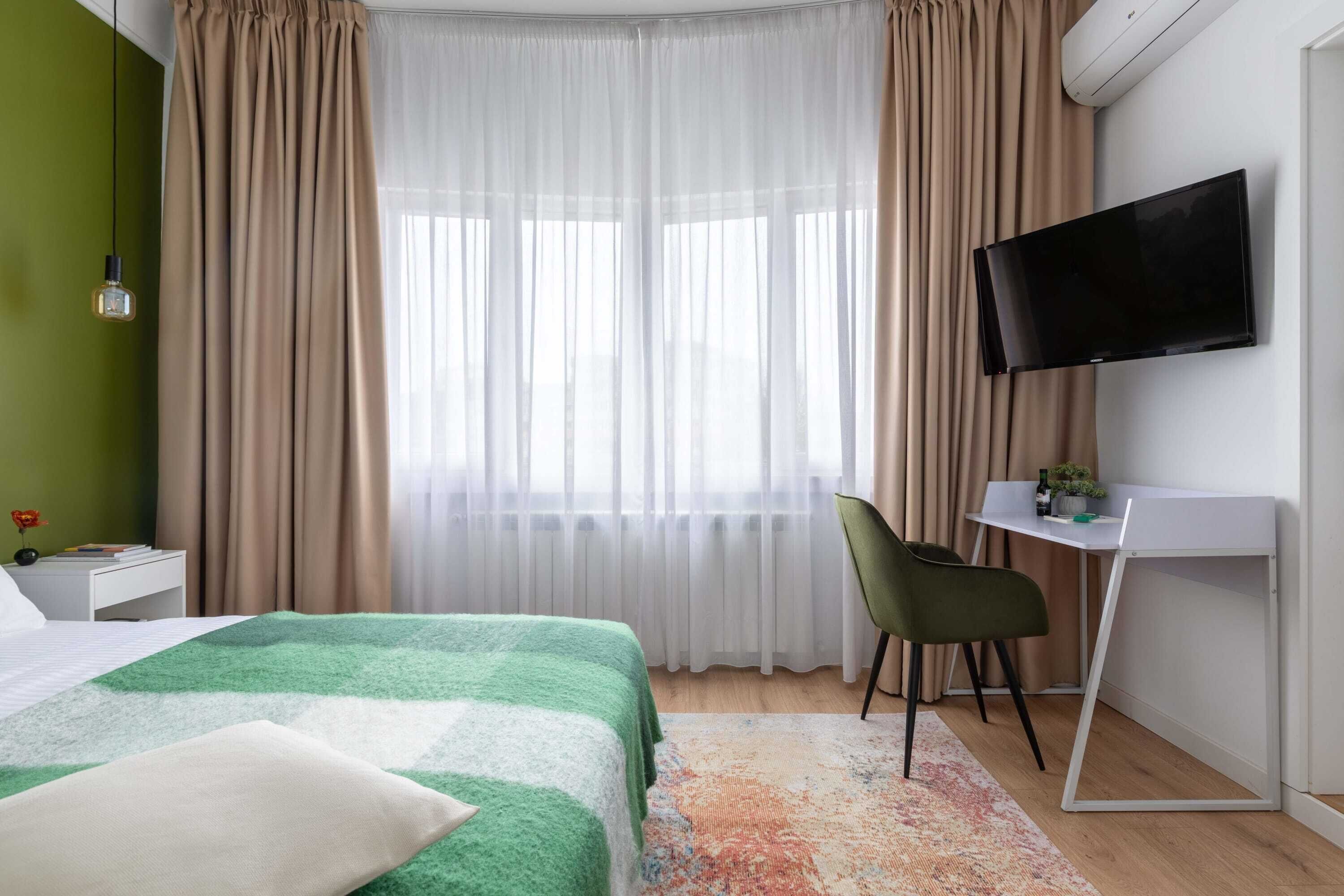 2 soverom, skrivebord, strykejern/-brett og reiseseng for barn