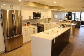 Kylskåp, kaffe- och tebryggare och grytor/köksredskap